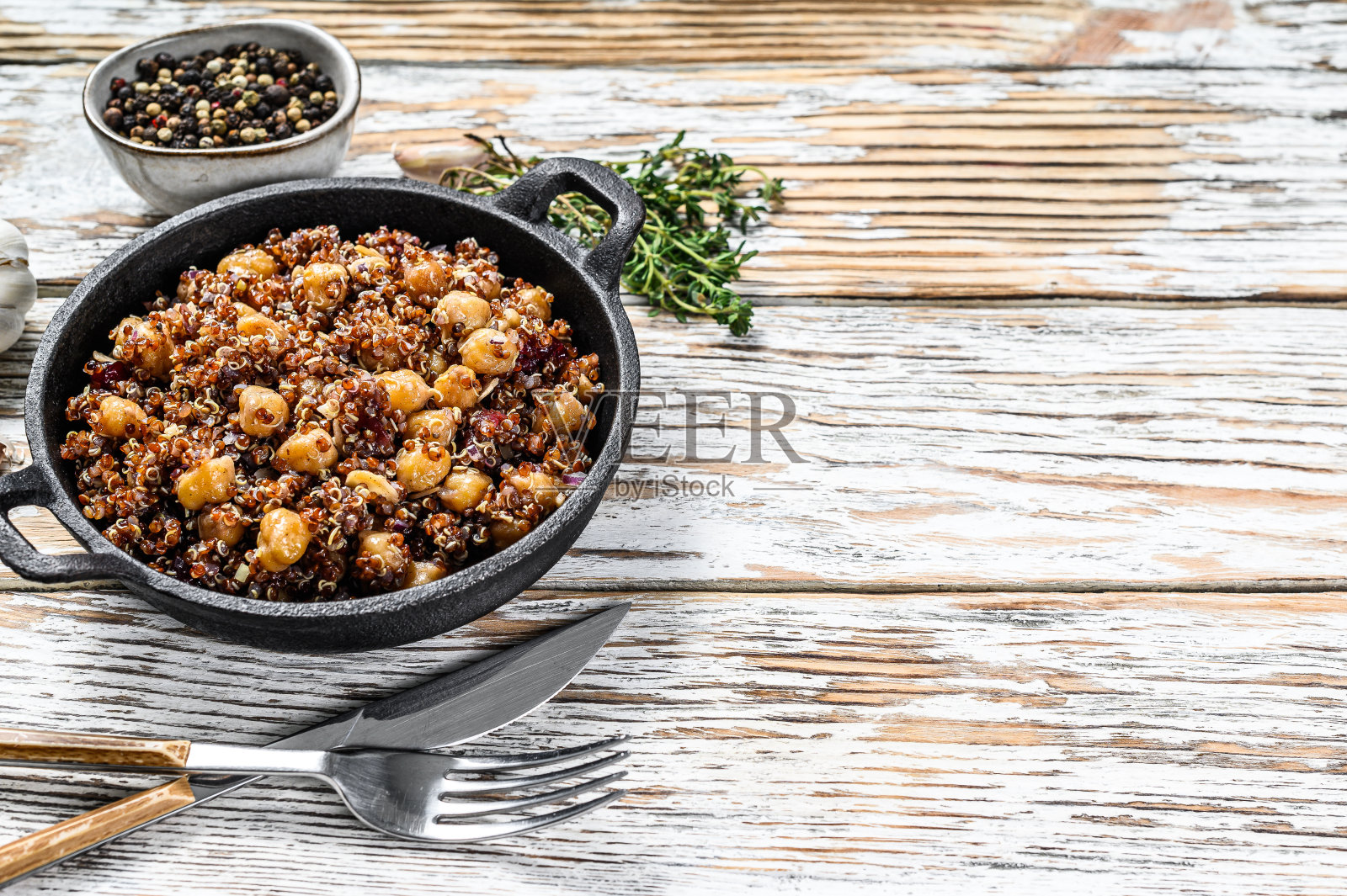 红藜麦沙拉配鹰嘴豆和百里香。超级食物。白色背景。前视图。本空间照片摄影图片