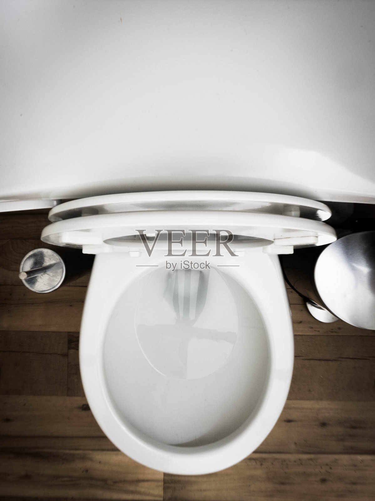 抽水马桶从上方拍摄，马桶刷和垃圾桶在侧面照片摄影图片