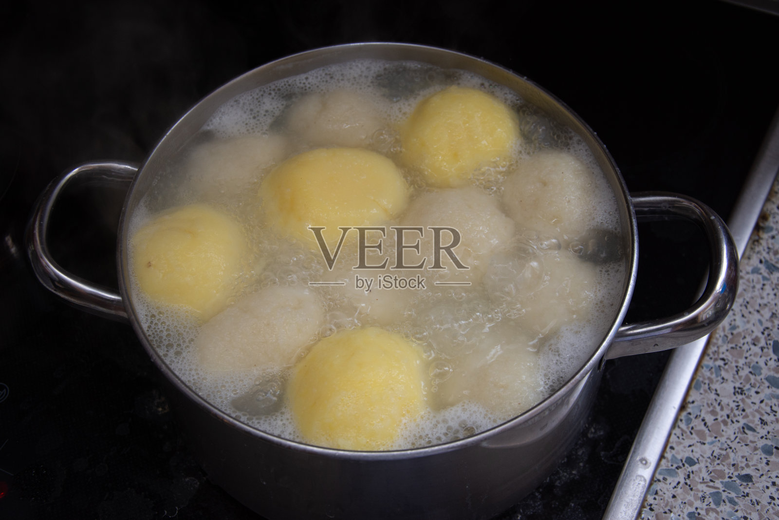 德国，鸡汤配小麦粉饺子照片摄影图片