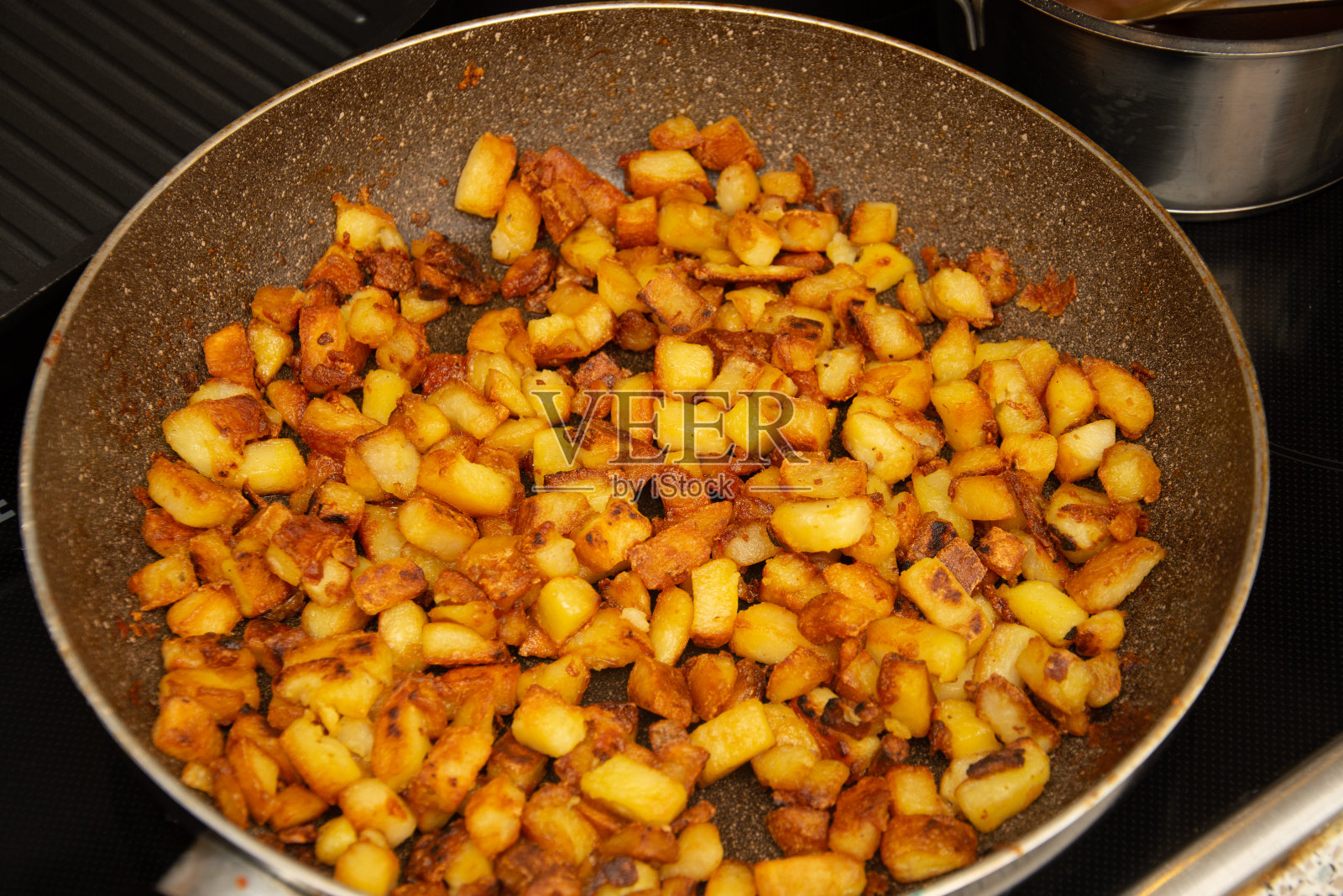 面包丁，煎锅里的面包照片摄影图片