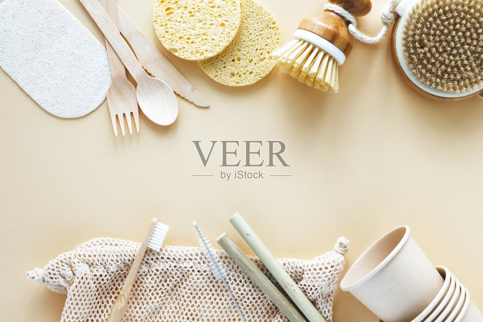 环保可降解一次性餐具，杯子，海绵，棉线袋和刷在米色背景。“零浪费”。环境污染。文本。照片摄影图片