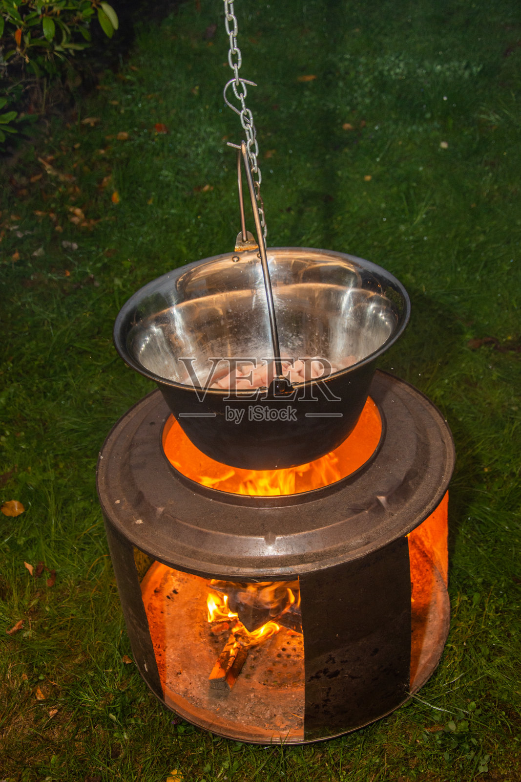 在不锈钢锅里煎的培根照片摄影图片