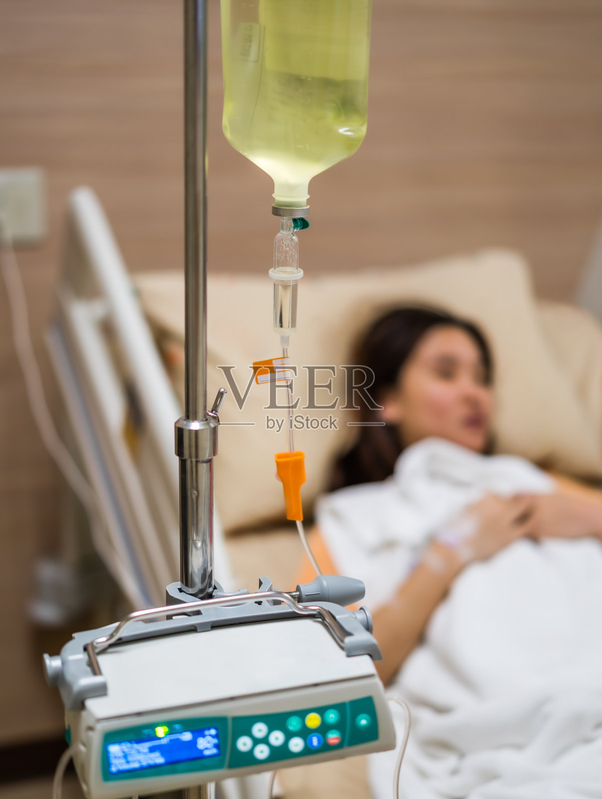 医院里有个女病人在用生理盐水照片摄影图片