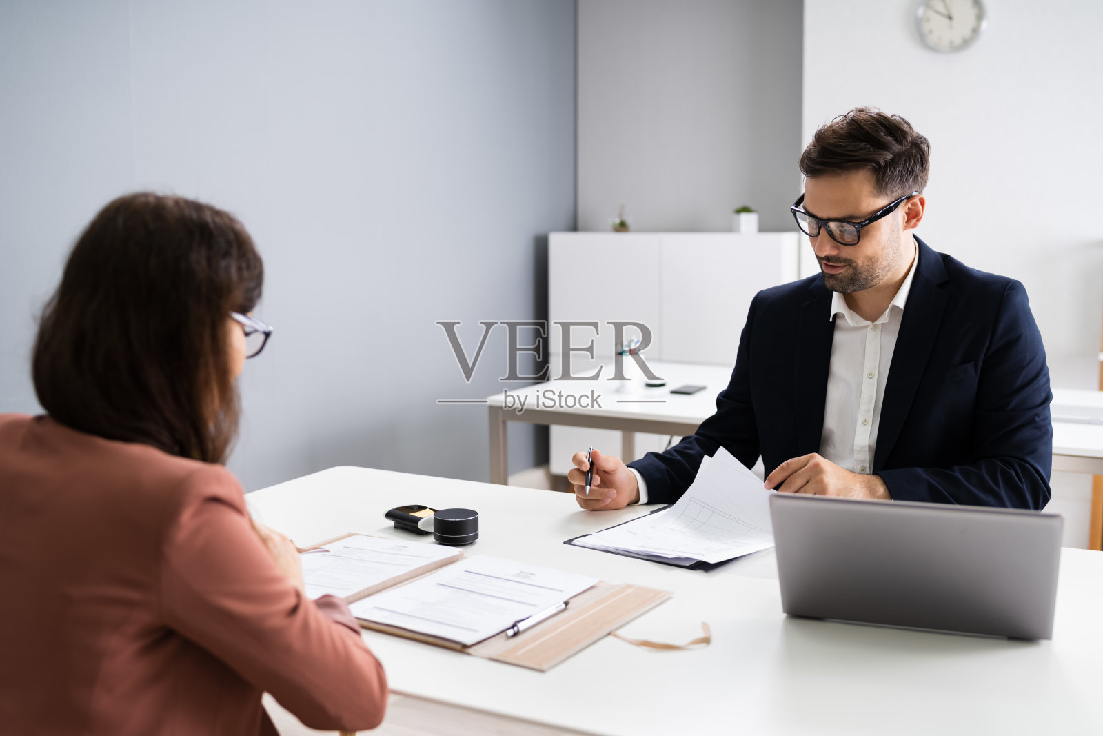 工作面试。业务经理与招聘人员交谈照片摄影图片