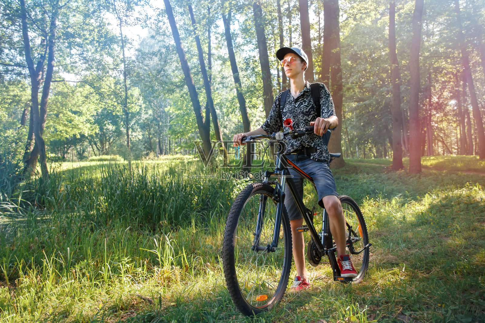 骑自行车的游客照片摄影图片