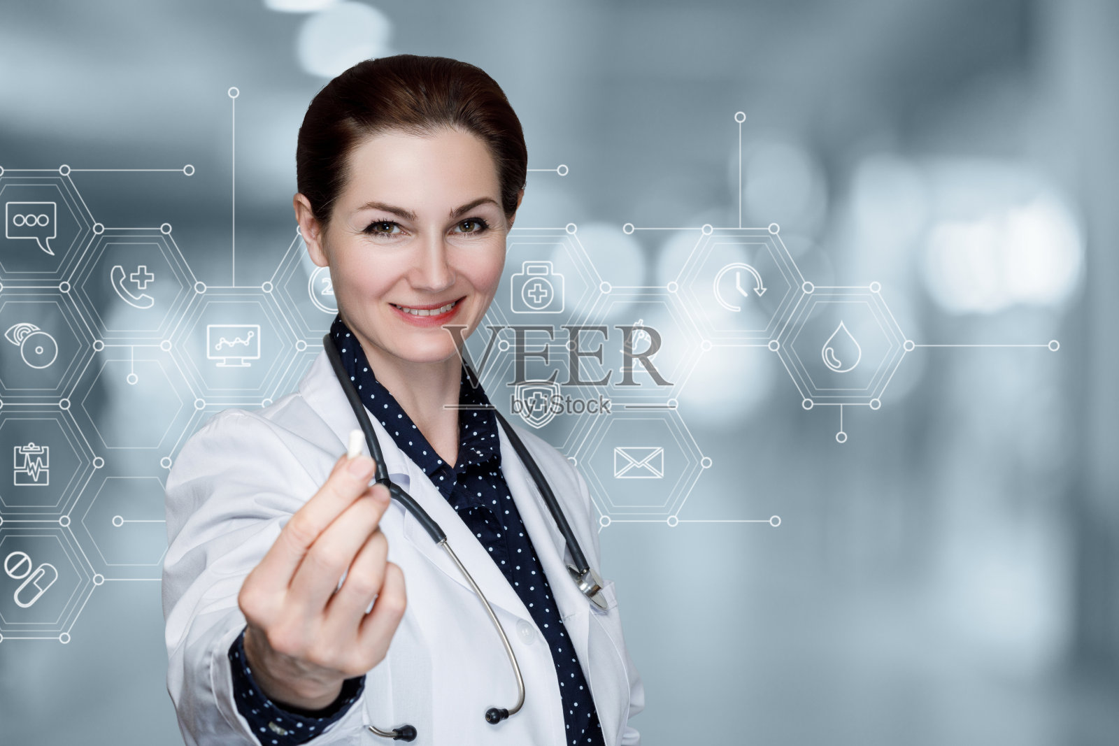 女医生以药丸的形式展示药物。照片摄影图片