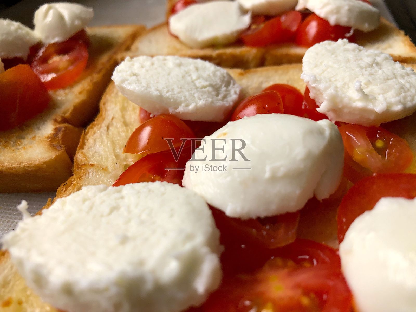 健康的烤素食三明治与切片西红柿和新鲜奶油奶酪照片摄影图片