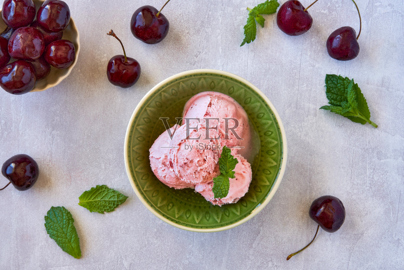 新鲜樱桃的樱桃冰淇淋。俯视图照片摄影图片