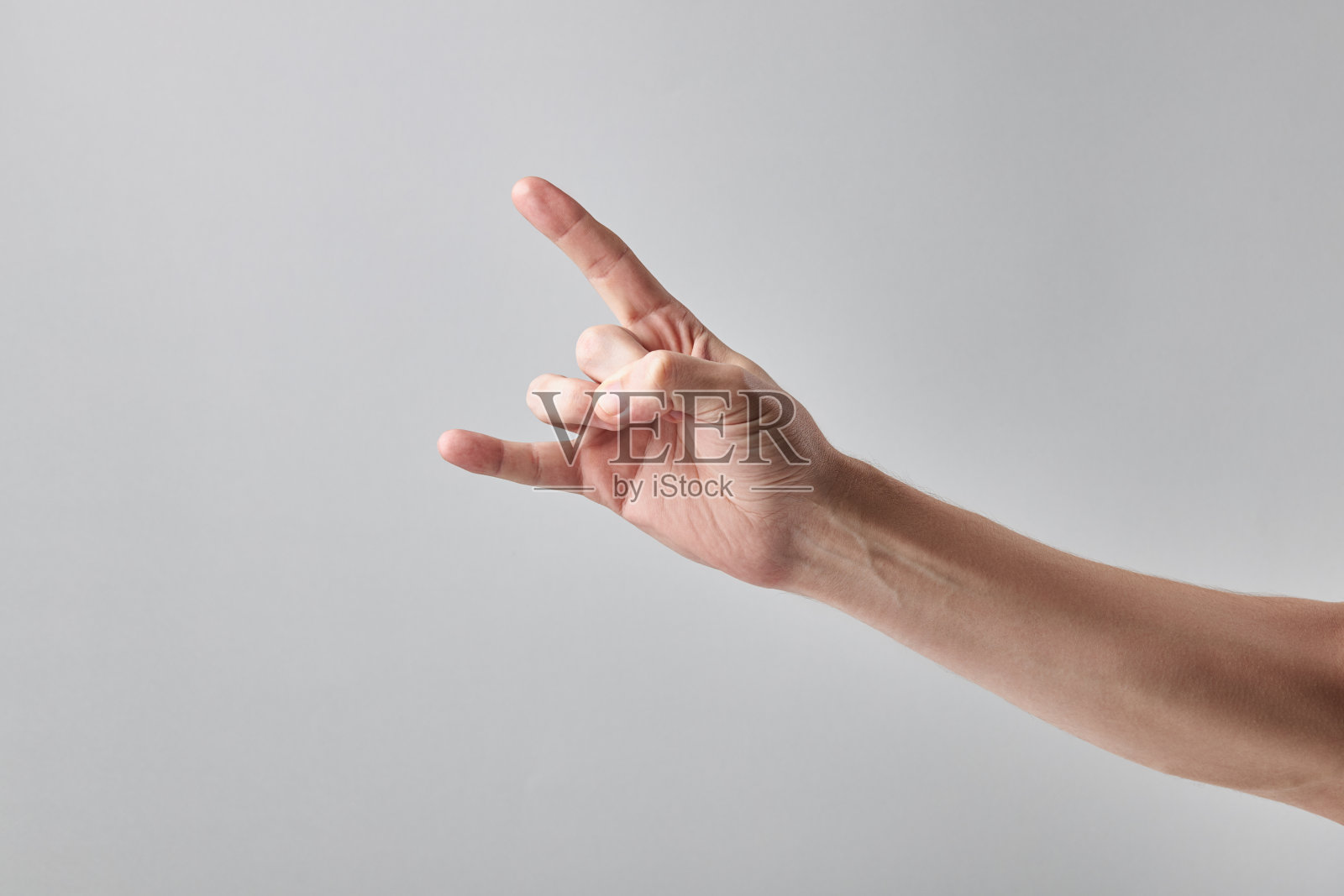 白人男性，具有硬音乐号符号。孤立在灰色背景。音乐在我们生活中的概念。照片摄影图片