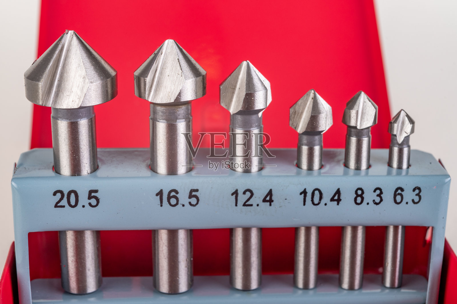 在各种材料中执行阶段的沉头。工业上使用的工具。光背景。照片摄影图片