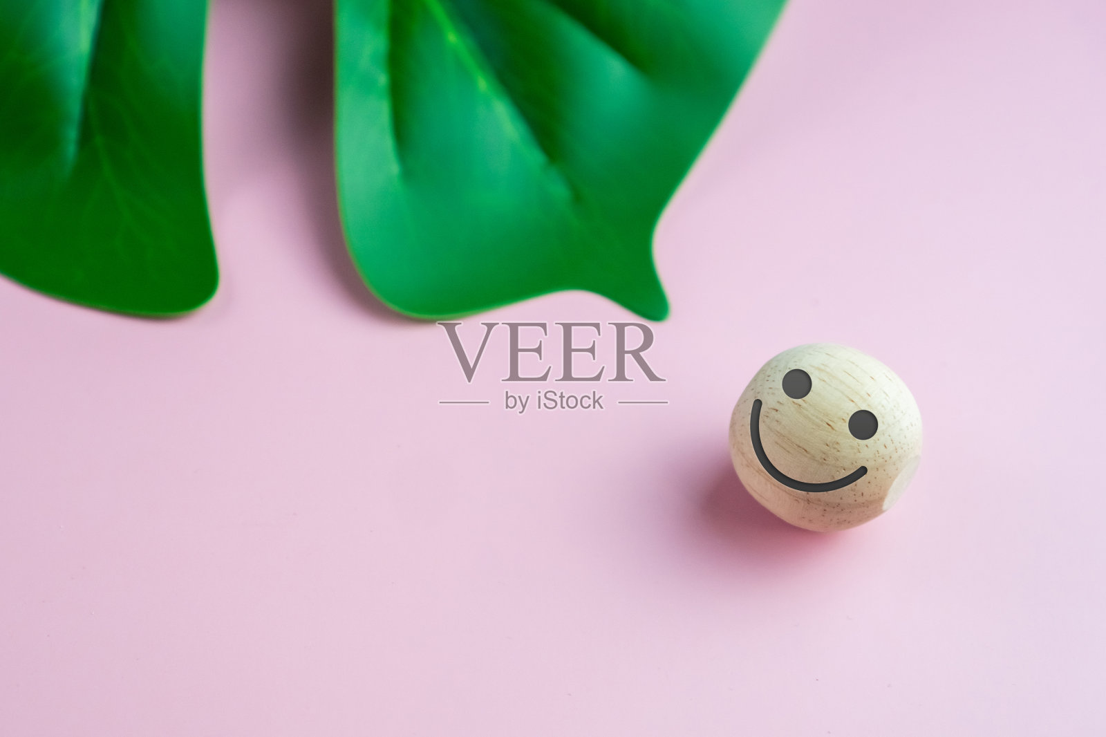 木头招牌上的笑脸图标。乐观的人或人内心感受和服务评价，满意的经营理念。照片摄影图片