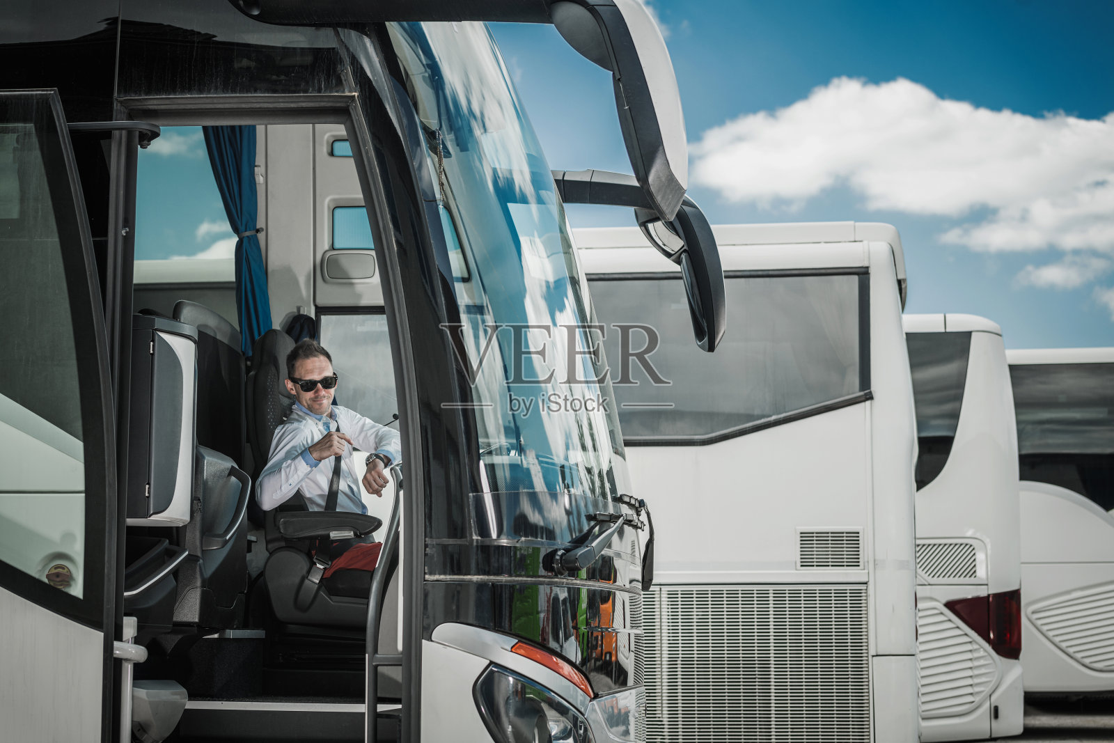 巴士司机指着手表。照片摄影图片