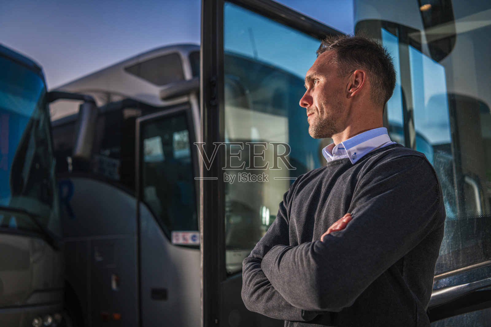 穿梭巴士公共运输公司老板照片摄影图片