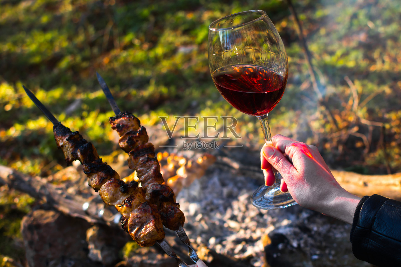 篝火上的烤肉串照片摄影图片