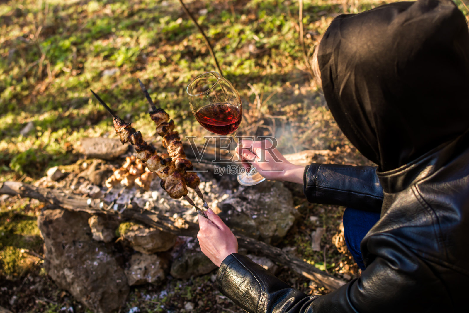 篝火上的烤肉串照片摄影图片
