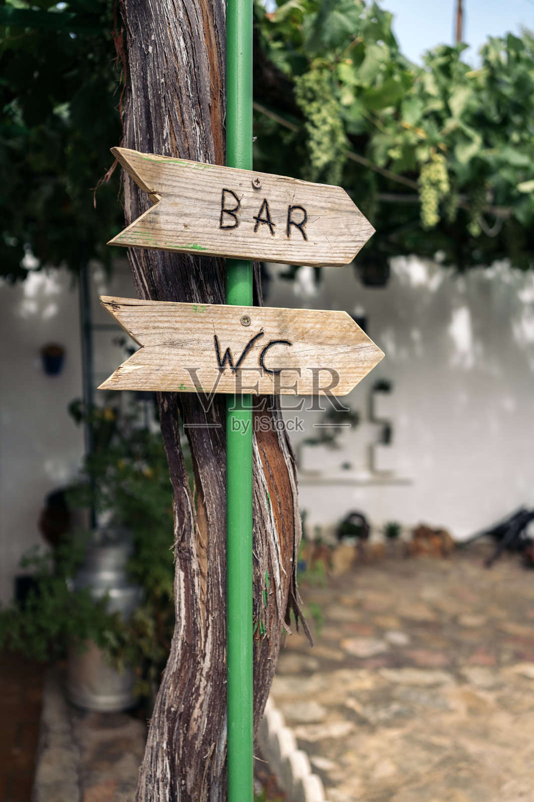 指向酒吧和WC的箭头。照片摄影图片