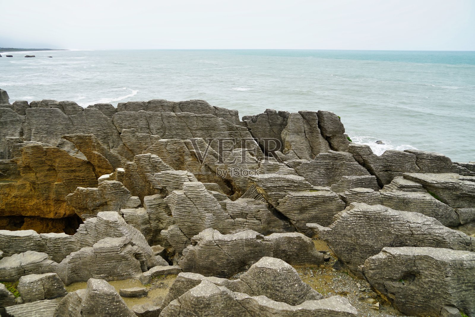 扁平的岩石和海洋灰色的天空照片摄影图片