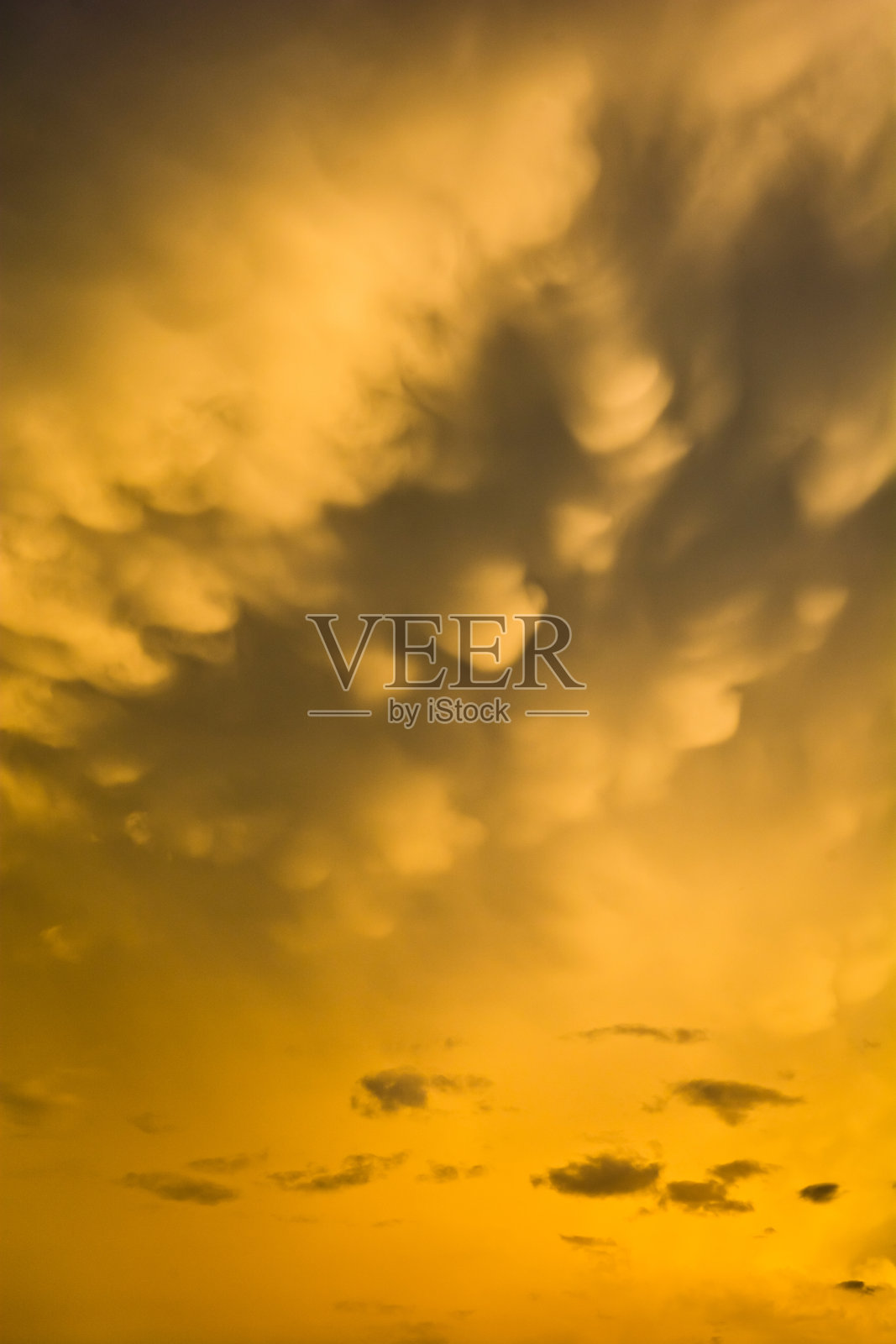 天空中戏剧化的云照片摄影图片