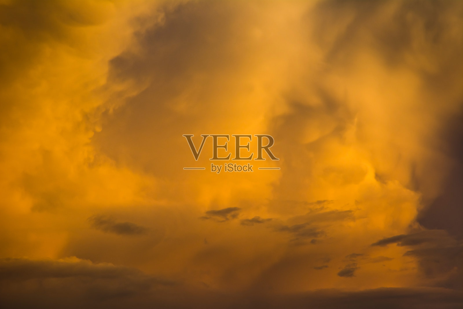 天空中戏剧化的云照片摄影图片