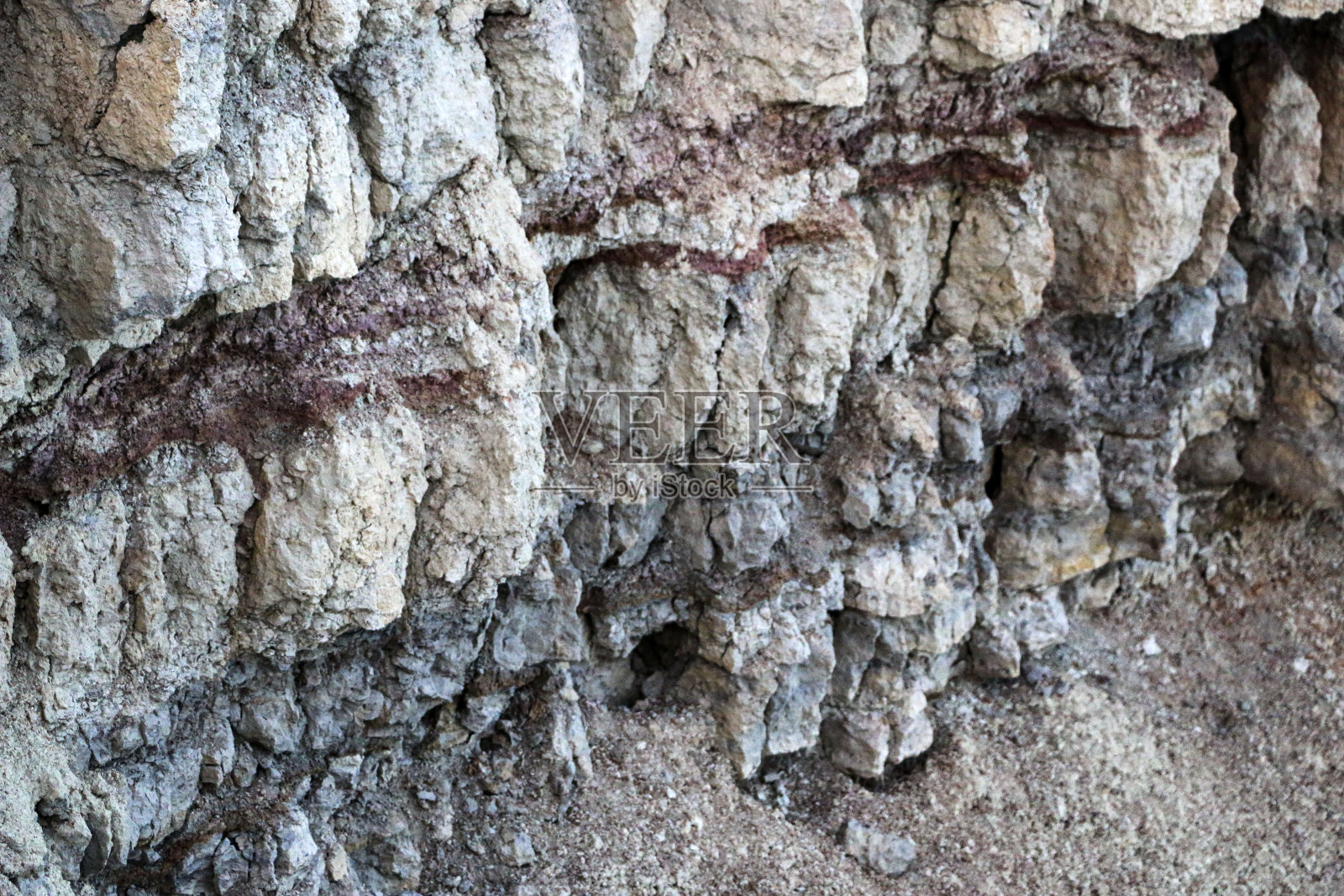 对粘土采石场地下各种粘土层的结构进行了地质研究彩色的粘土和石头在