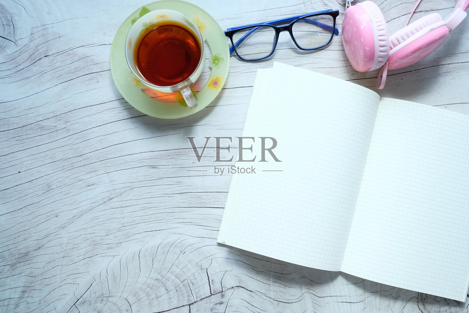 回到学校的概念，打开记事本，把耳机放在桌上照片摄影图片