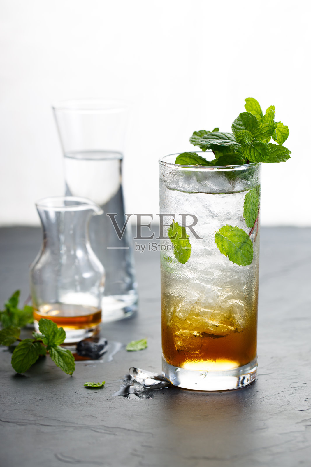 一杯新鲜薄荷叶的冷饮照片摄影图片