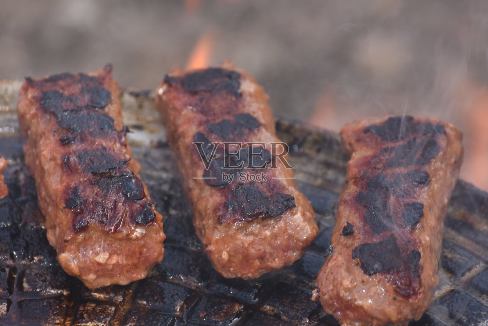 传统的罗马尼亚食物，烤肉卷被称为mititei照片摄影图片
