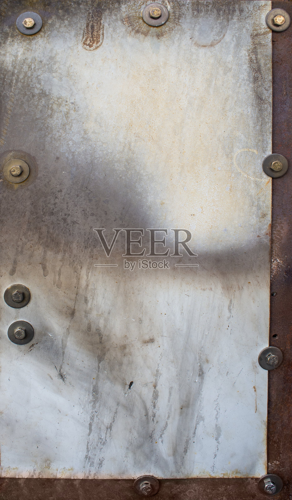 带有铆钉的白色生锈的旧金属板照片摄影图片