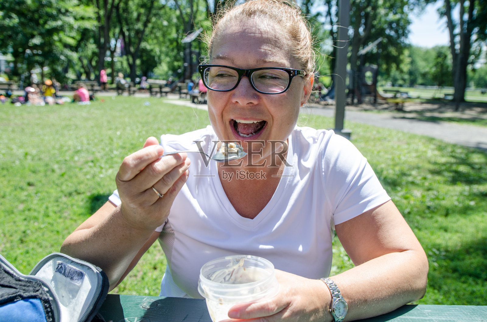 吃酸奶和格兰诺拉麦片的女人照片摄影图片