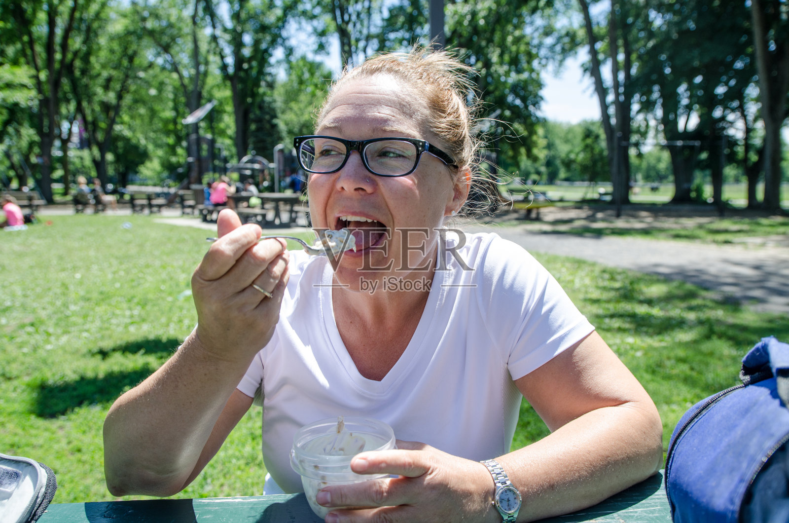 吃酸奶和格兰诺拉麦片的女人照片摄影图片