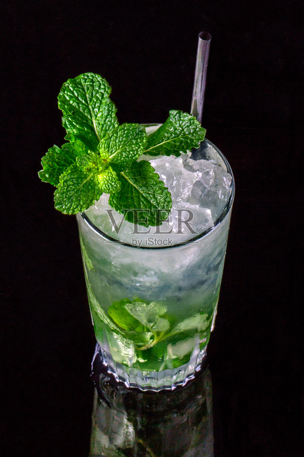 杯莫吉托薄荷黑色背景。照片摄影图片