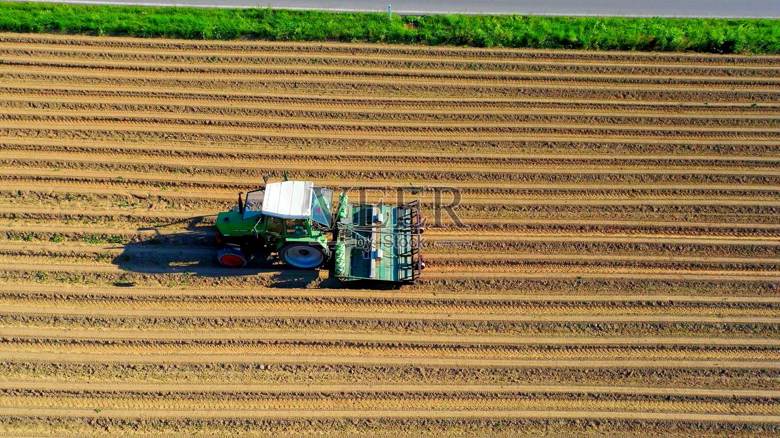 一辆绿色的拖拉机正在为田地提供动力照片摄影图片