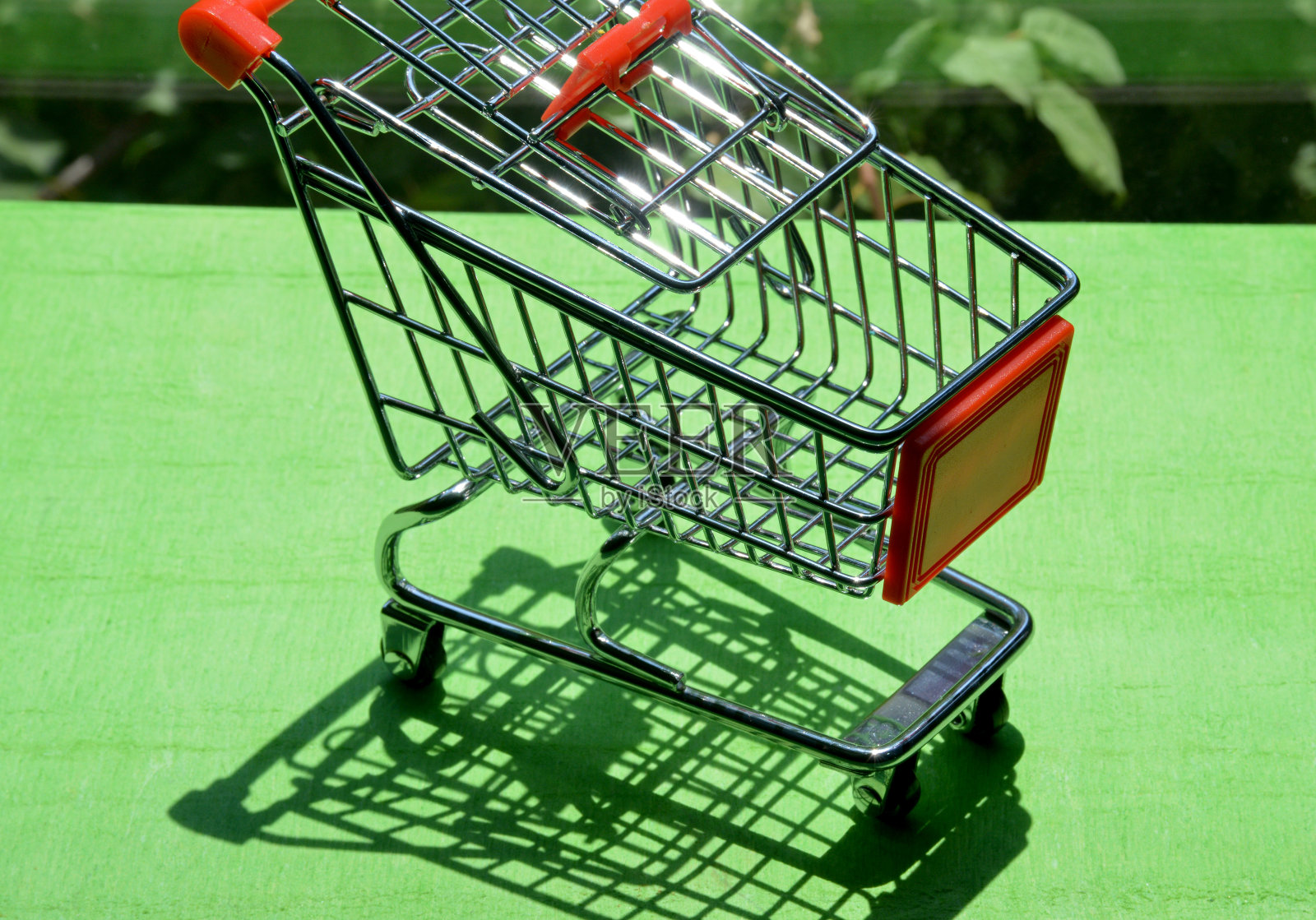 在绿色背景上清空购物车照片摄影图片