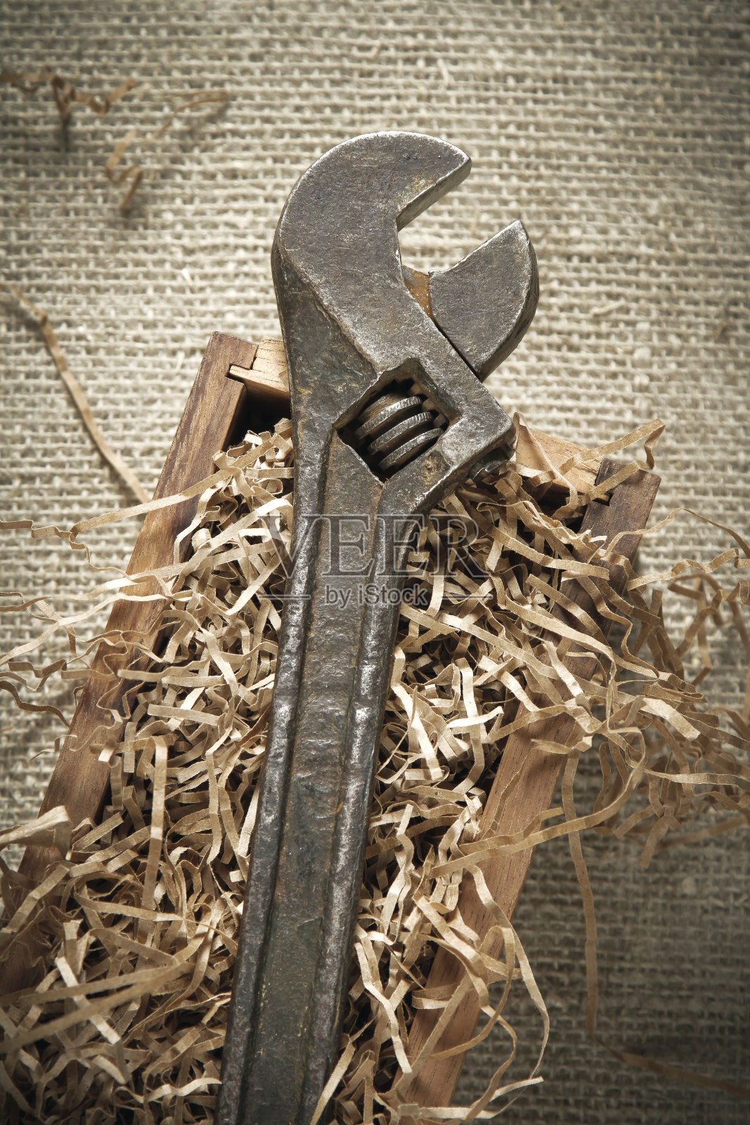 木盒子里的活动扳手照片摄影图片