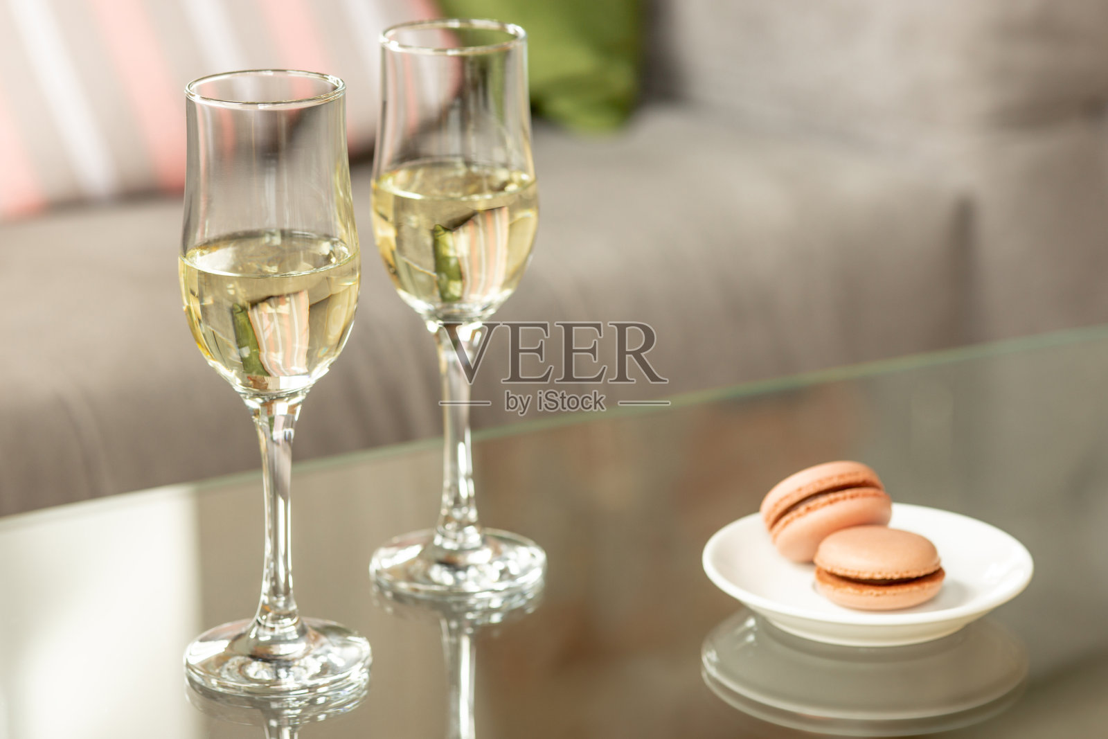 来杯起泡香槟。温暖的颜色。庆祝活动、节日、饮品概念照片摄影图片