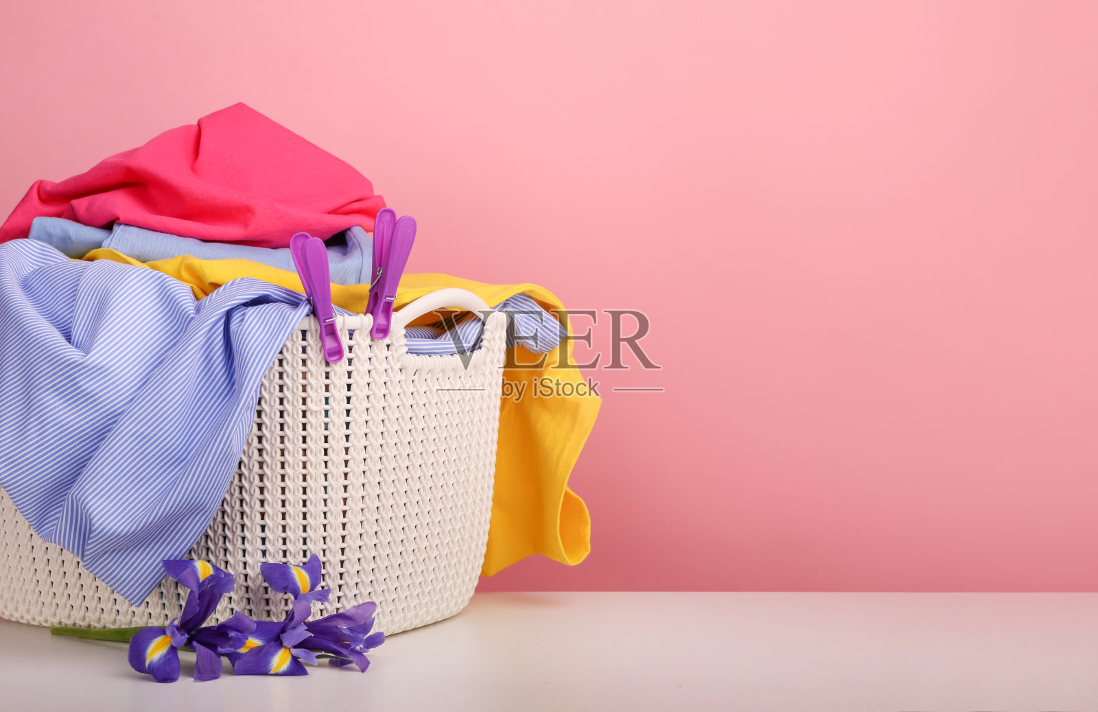 洗涤剂与洗衣粉和毛巾隔离白色照片摄影图片