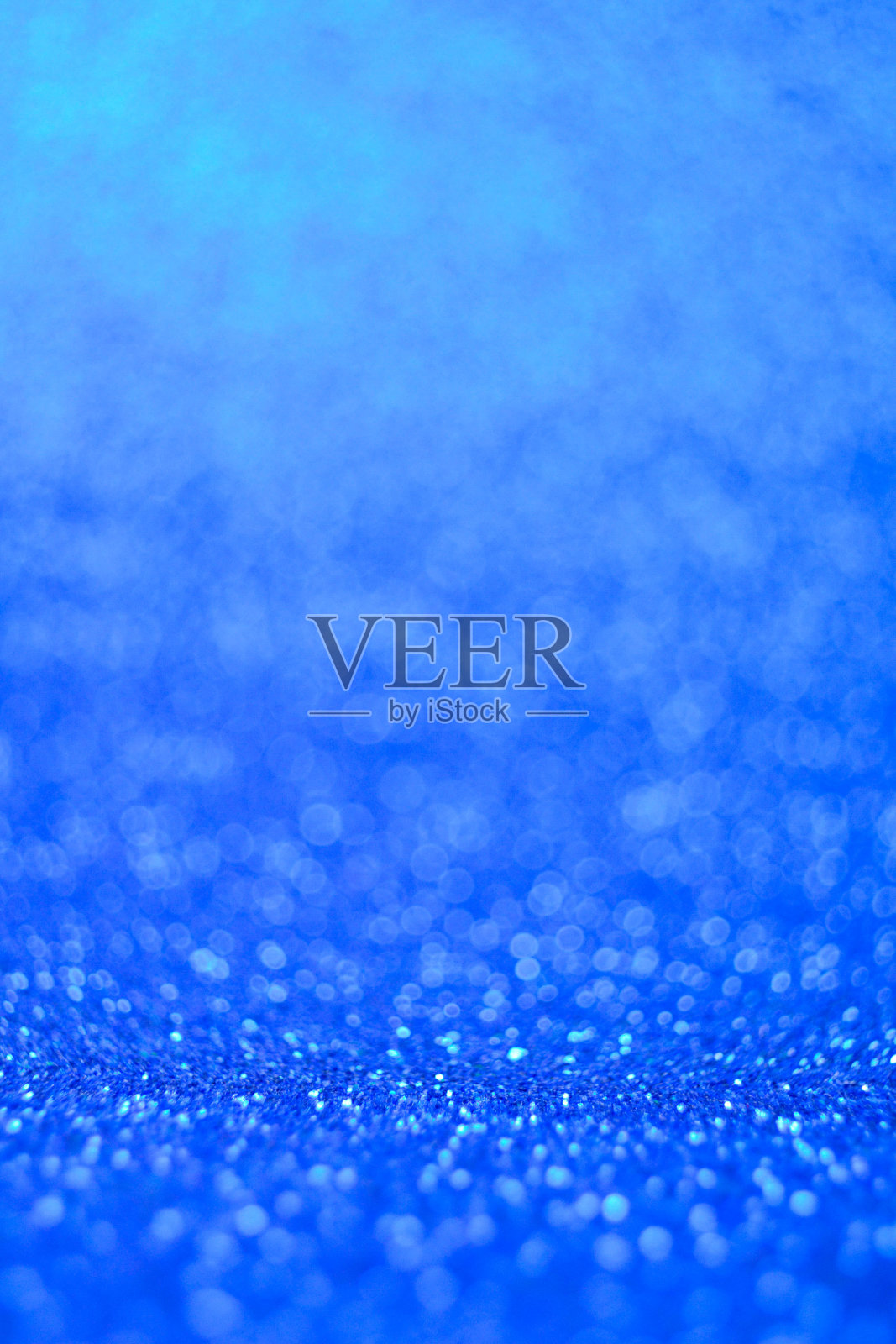 垂直冬季节日闪耀闪耀的蓝色宏观概念。散景散焦迪斯科效果。照片摄影图片