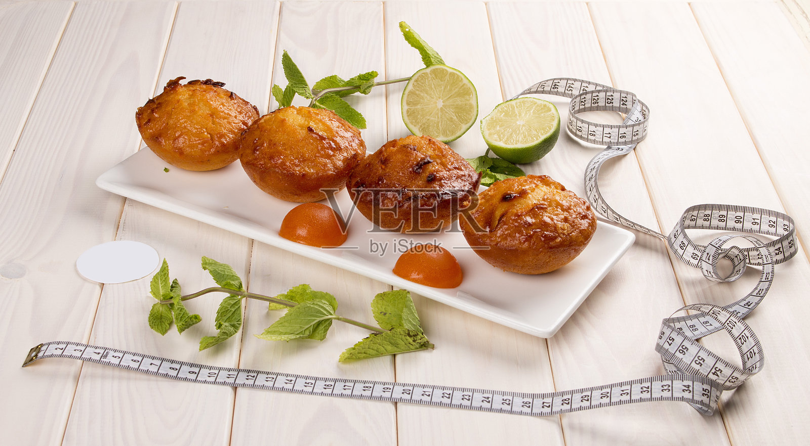 白软干酪蛋糕配橘子果冻。在白色的木制背景上。饮食的食物。照片摄影图片