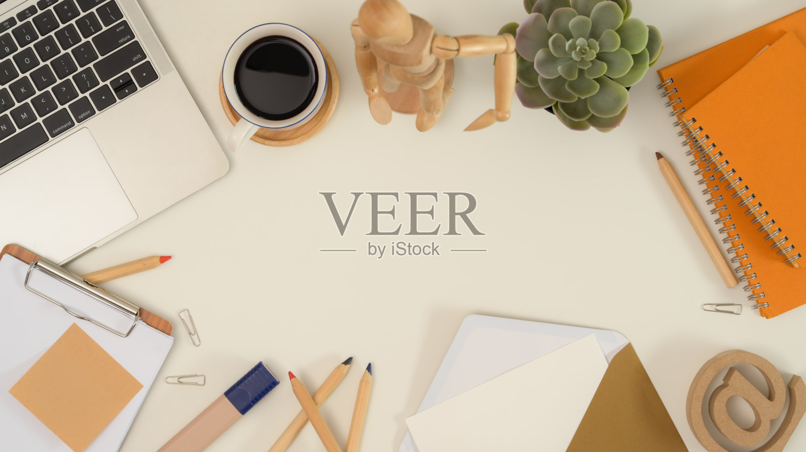 模拟场景创造者文具，用品，笔记本电脑，信封，装饰和复制空间在白色的桌子上照片摄影图片