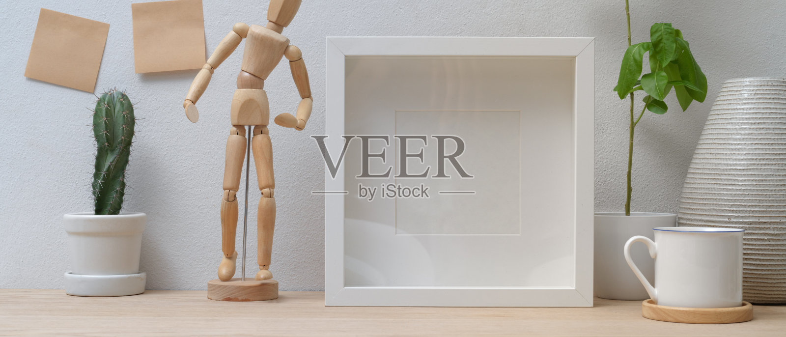 现代的学习桌子，模拟框架，咖啡杯，记事本和装饰在木桌上照片摄影图片