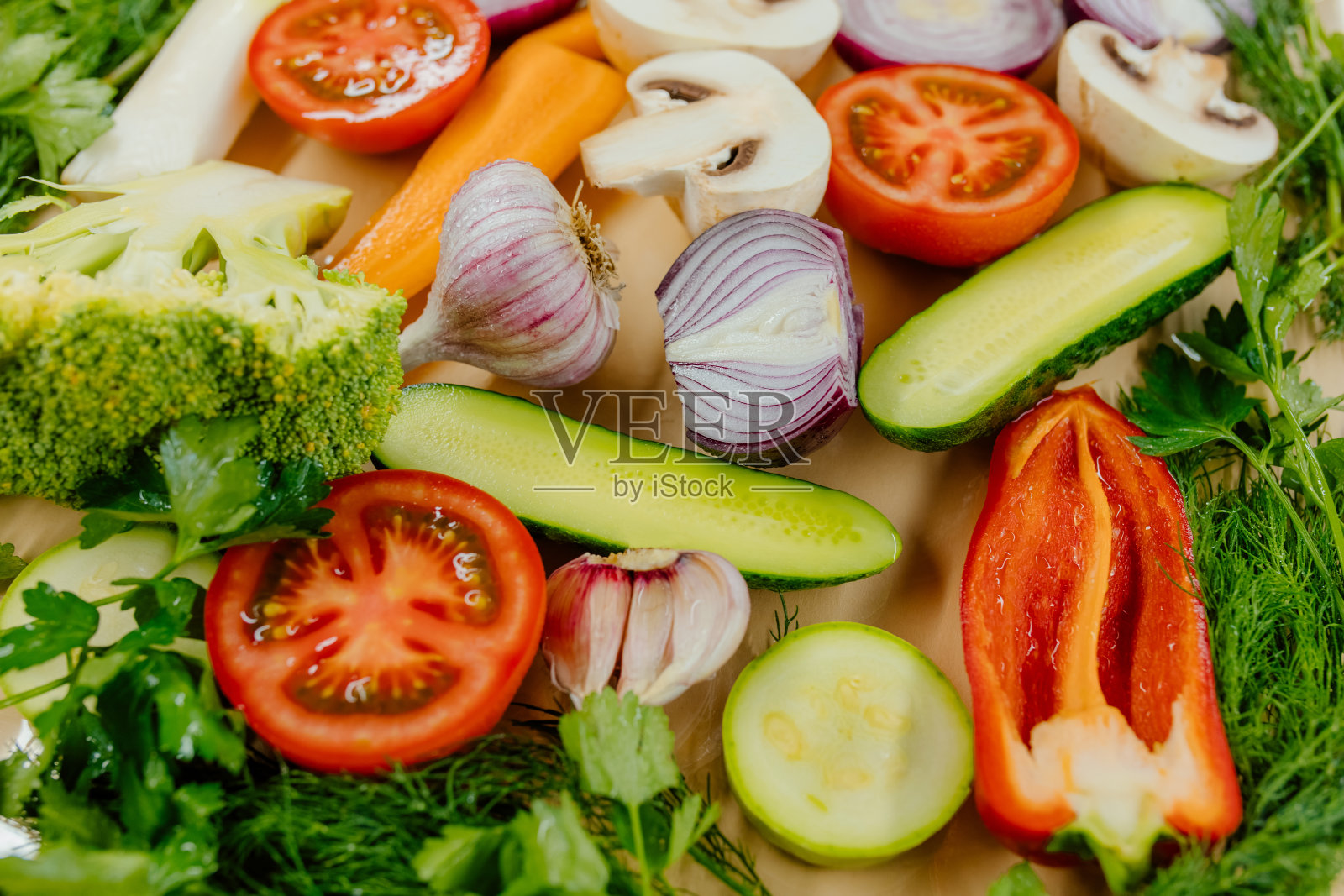 套蔬菜片，健康新鲜的彩虹色蔬菜排成一排照片摄影图片