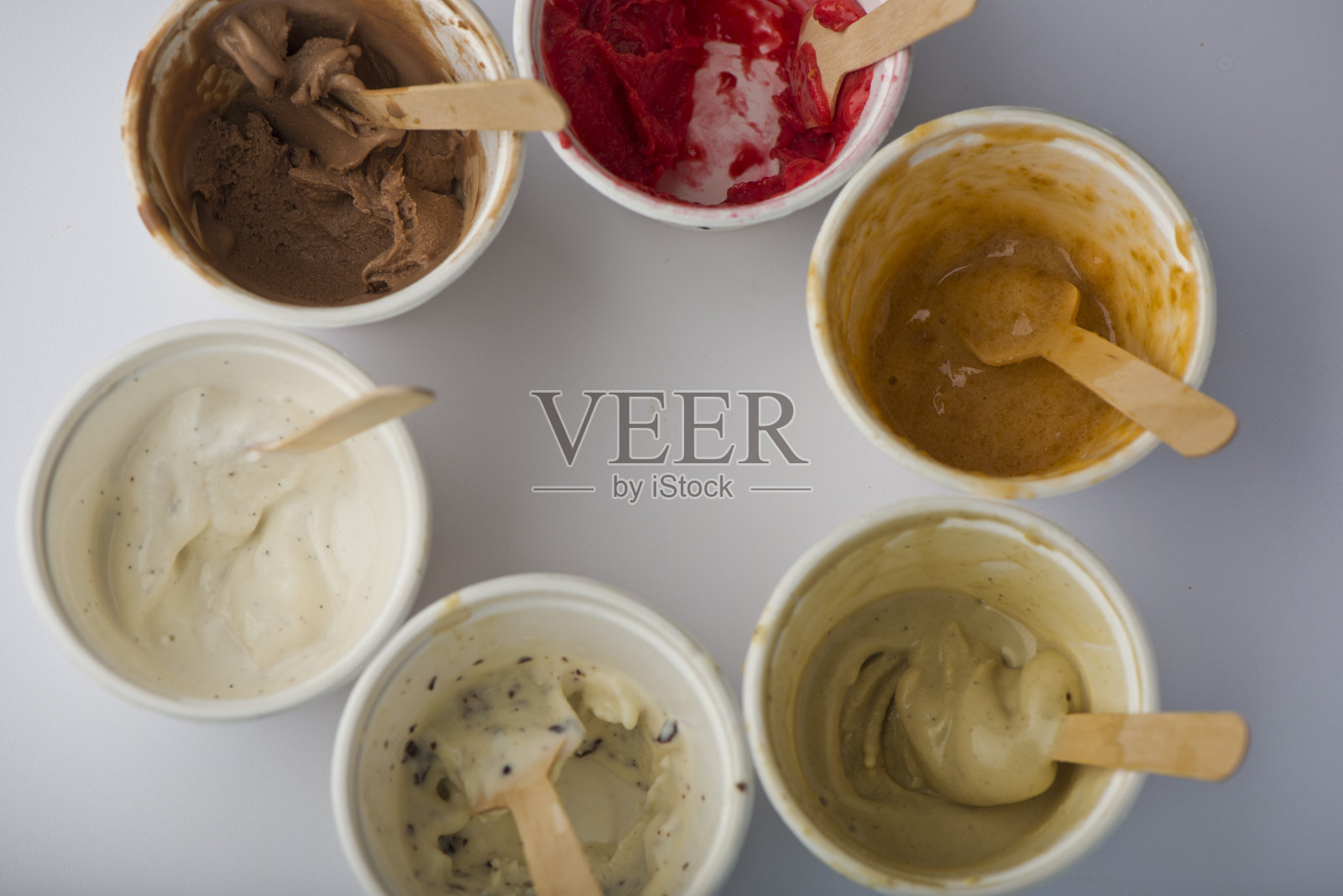 冰淇淋、果子露或意大利冰。经典口味:巧克力，草莓和香草。经典的意大利，美国或法国面包店或糕点店的最爱。冷冻甜饼干、奶油、蛋糕、巧克力及香草口味。照片摄影图片