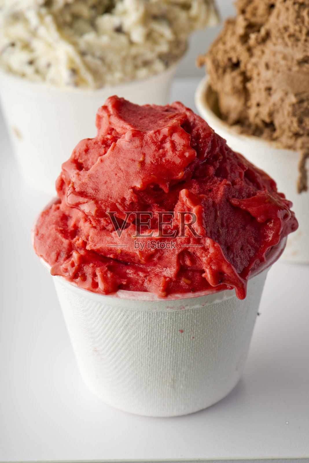 意式冰淇淋，果子露或意大利冰。经典口味:巧克力，草莓，香草。经典的意大利，美国或法国面包房或糕点店的最爱。冷冻甜饼乾、奶油、蛋糕、巧克力及香草口味。照片摄影图片