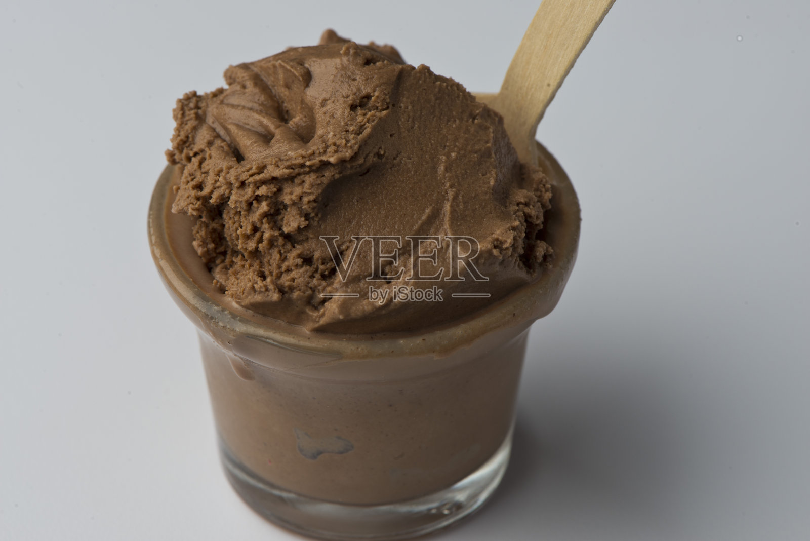 冰淇淋、果子露或意大利冰。经典口味:巧克力，草莓和香草。经典的意大利，美国或法国面包店或糕点店的最爱。冷冻甜饼干、奶油、蛋糕、巧克力及香草口味。照片摄影图片