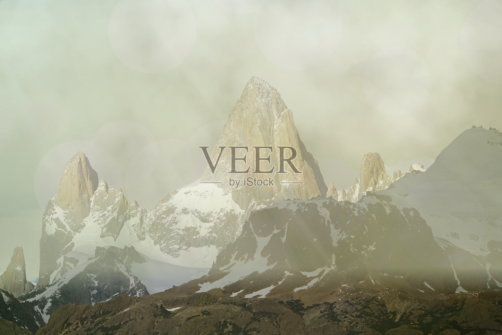 菲茨罗伊山和波伊诺特山的薄雾在Los Glaciares国家公园，阿根廷照片摄影图片