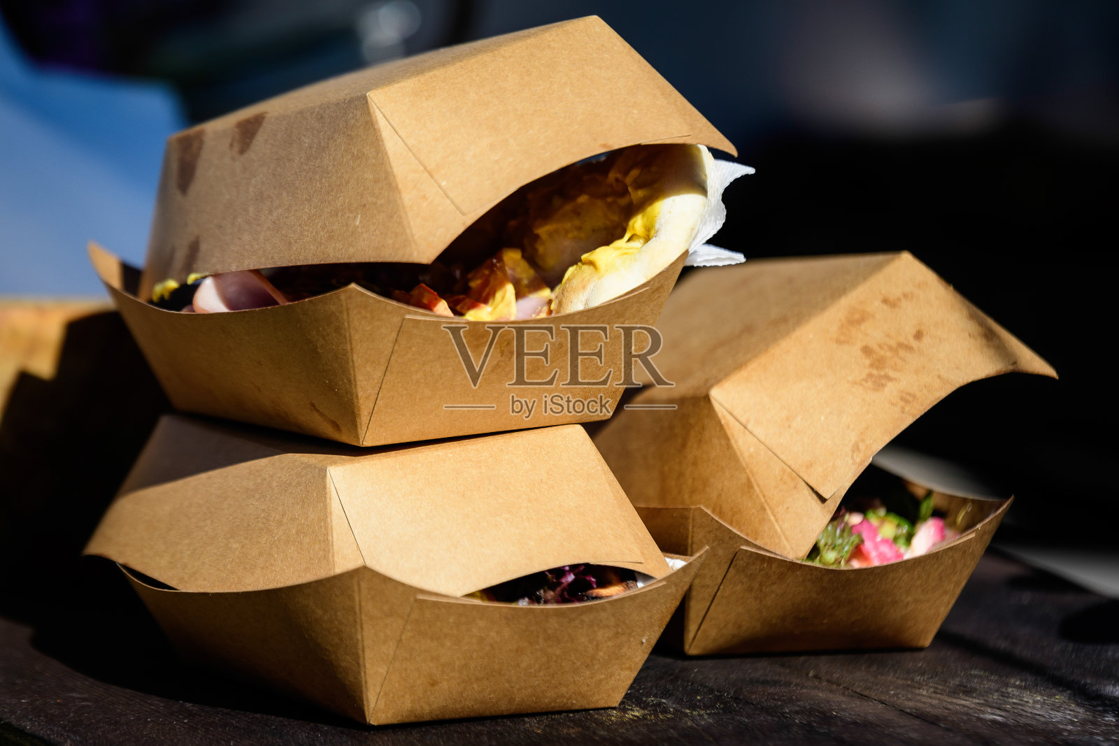 三拿走棕色的纸板箱陈列在街头食品市场的木桌上，随时待售和食用健康食品照片摄影图片