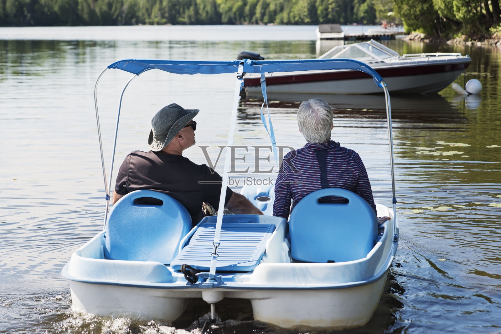 50多对夫妇在脚踏船上享受假期。照片摄影图片