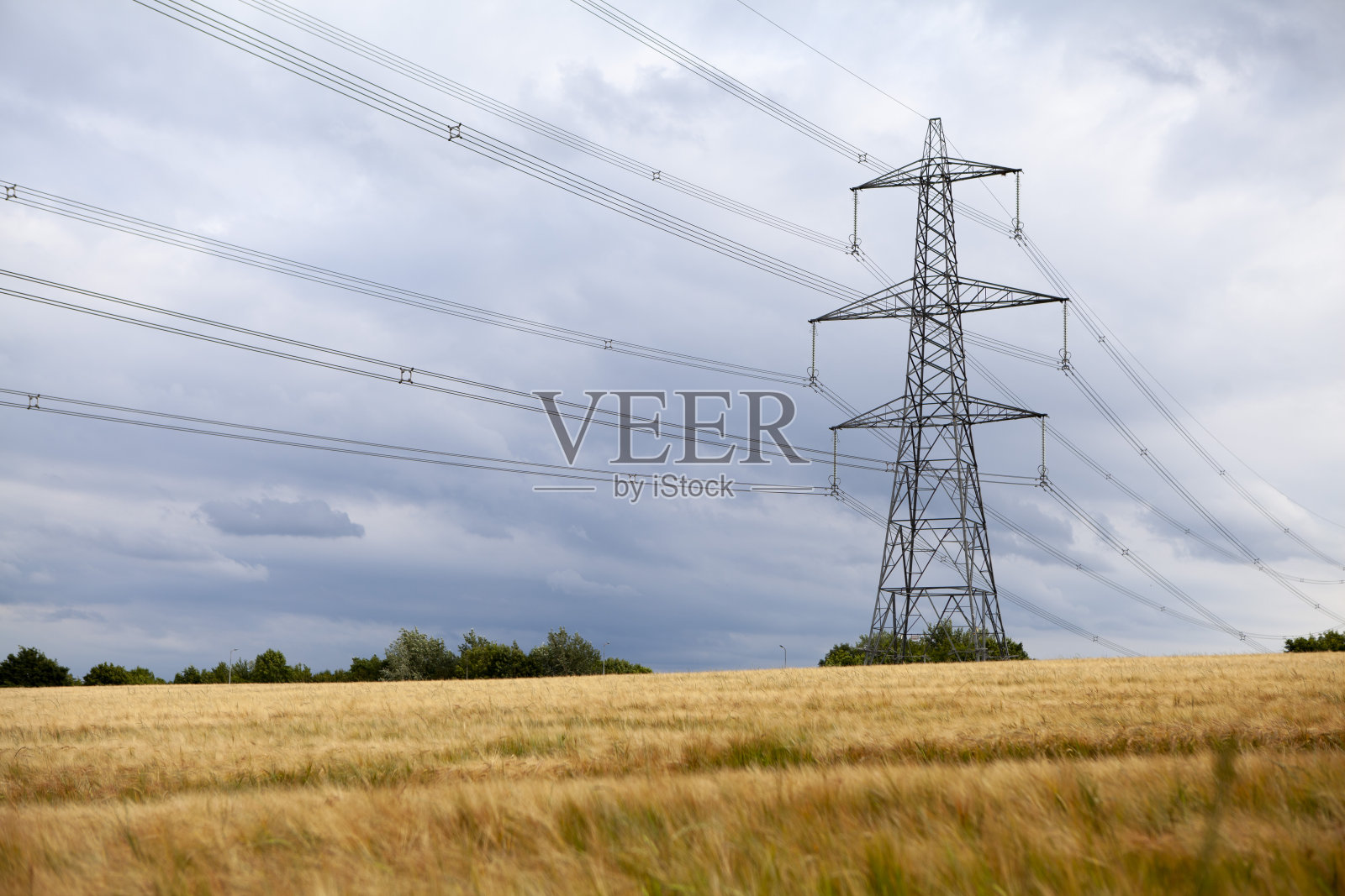 夏日午后，麦田里的电塔，天空壮观照片摄影图片