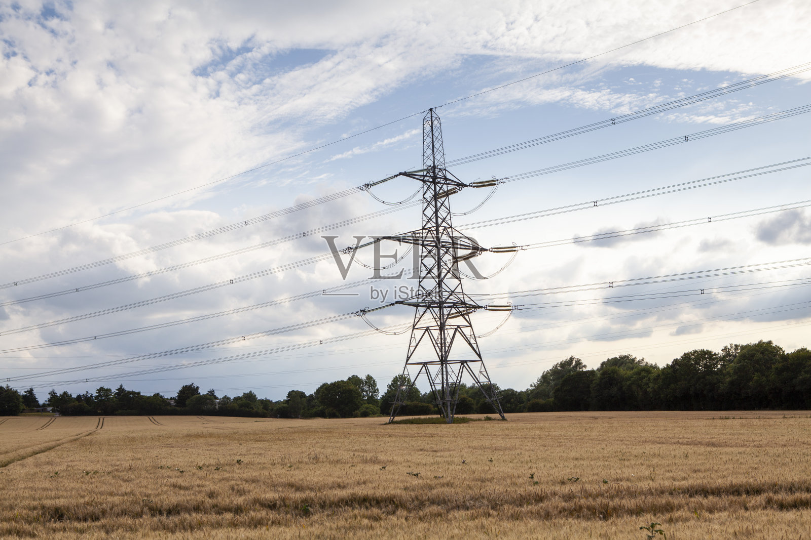 夏日午后，麦田里的电线塔，天空壮观照片摄影图片