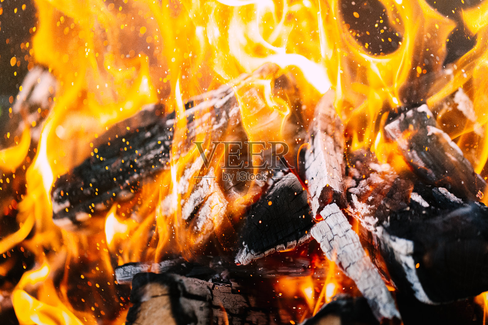 在烧烤或烧烤时烧木柴。街道上一场大火的照片照片摄影图片